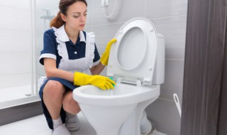 马桶发黄污渍怎么去除（怎么去除马桶上的黄污渍）