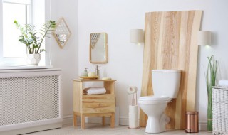 卫生间门口两侧返潮是什么原因（卫生间门口两侧返潮怎么处理）