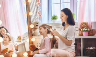 小女孩秋季一般穿什么衣服（小孩秋季衣服怎么穿）