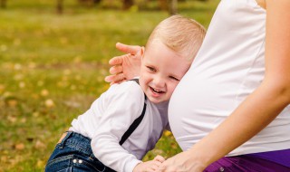 为什么宝宝一放下床就醒 为什么宝宝一放下床就醒就要吸奶