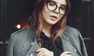 灰色衣服配什么衬衫 灰色衬衫搭什么颜色外套