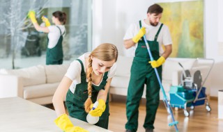 浴室玻璃门上的水垢怎么处理 浴室玻璃门上的水垢怎么处理图片