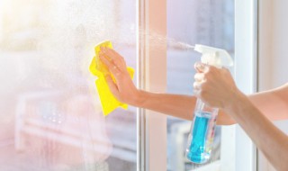玻璃门怎么清洗（浴室玻璃门怎么清洗）