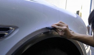 车子刚贴完膜可以淋雨吗（刚贴完膜的车能淋雨吗）