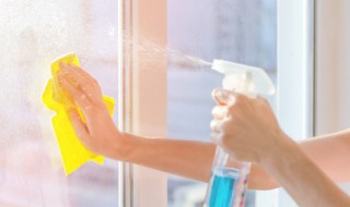 怎样洗玻璃上的胶 玻璃上的玻璃胶怎么洗