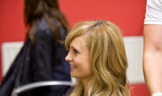 产后多久可以烫染头发吗（产后多久可以染头烫头）