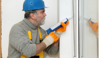 玻璃胶上的霉斑怎么处理 玻璃胶上有霉菌斑怎样去除