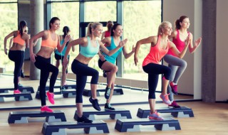 健身房一般都有什么设施有教练吗（健身房有哪些教练）