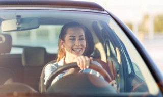 下雨天车窗玻璃起雾怎么办（下雨天车窗玻璃起雾怎么办一）