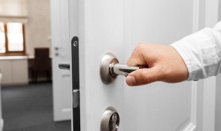 塑料膜老化粘门上如何清理 塑料薄膜粘在门上怎么清理