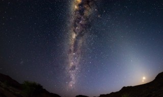 北斗星具体在哪个方向（北斗星的方向是指哪里的）