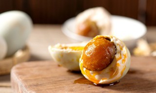 如何做咸鸭蛋好吃出油窍门 怎么做咸鸭蛋好吃又多油