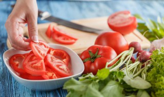 西红柿炒青椒先炒哪个 西红柿炒青椒先放哪个