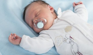 婴儿晒太阳怎么晒（婴儿晒太阳怎么晒好）