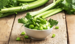 芹菜怎么凉拌 芹菜怎么凉拌清脆爽口