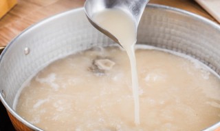 鱼头汤怎么做才会呈白色 怎样做才能把鱼头汤做得很白