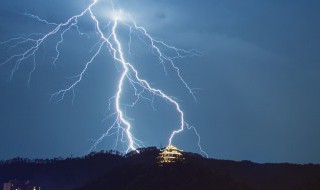 下葬前下雨打雷有什么兆头（下葬后打雷下雨好不好）