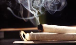 家里熏艾条有什么作用(家里常熏艾条好不好?)