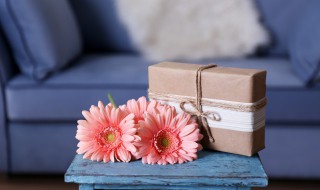 出差送老婆什么礼物（老公出差送什么礼物）