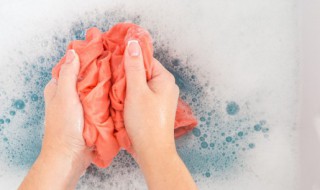 衣服的甲醛味怎么去除（怎样去除衣服上甲醛的味道）