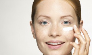 兰蔻眼霜的正确使用方法 兰蔻眼霜的正确使用方法视频教程20周岁左右