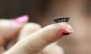 隐形眼镜的佩戴方法（隐形眼镜的佩戴方法视频）