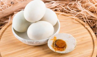 鸡蛋和咸鸭蛋能在一起吃吗（咸鸭蛋和鸡蛋一起吃可以吗）