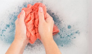 如何去除衣服裤子上的洗衣粉痕迹 裤子被洗衣液漂白了怎么办