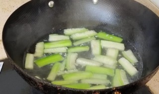 丝瓜怎么烧不会发黑（丝瓜烧起来发黑能吃吗）