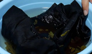 新黑衣服掉色怎么办（刚买回来的黑衣服掉色怎么办）