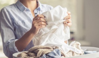 纯棉的白衣服上的油渍怎么洗 白棉衣上的油渍怎么洗掉