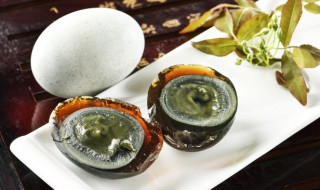 鸡蛋做的皮蛋叫什么 皮蛋是由什么做成的