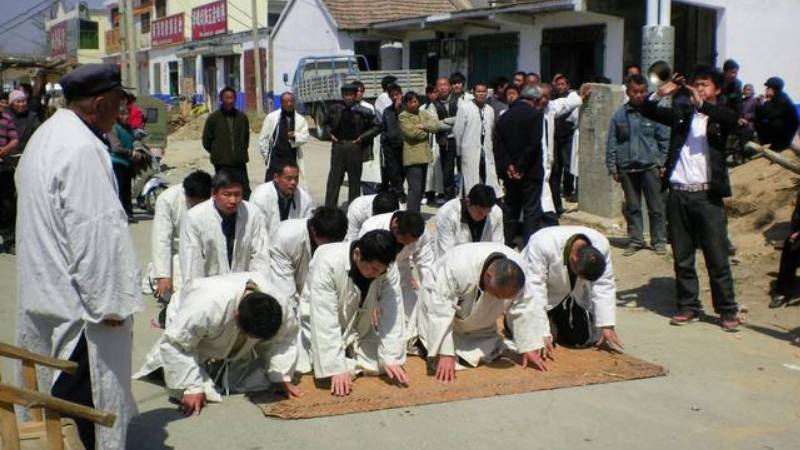 民间丧葬习俗包括哪些环节(传统的丧葬祭祀可以分为哪三个部分)