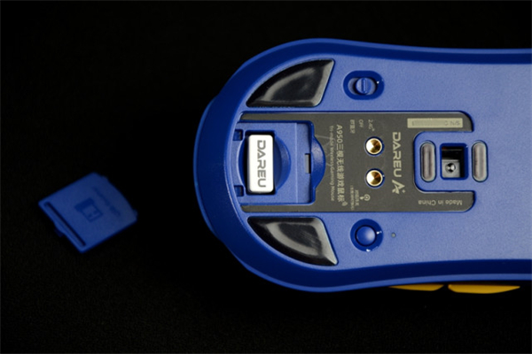 达尔优A950三模无线鼠标评测：机甲风格+磁吸充电底座