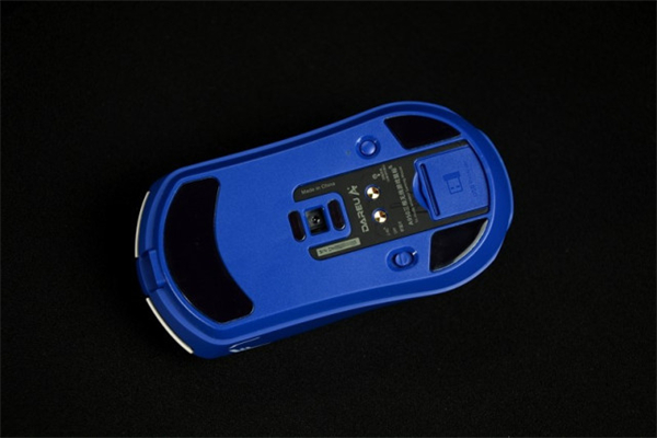 达尔优A950三模无线鼠标评测：机甲风格+磁吸充电底座