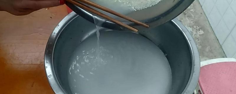淘米水怎么发酵成花肥（淘米水怎么发酵成花肥泡黄豆水发酵能浇花吗?）