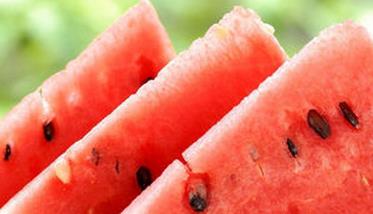 夏天吃西瓜的好处有哪些（夏天吃西瓜的好处是什么）
