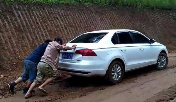 在泥泞路段行车容易出现什么现象?