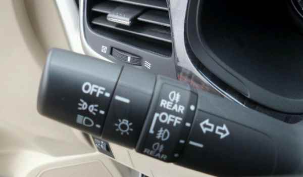 超越前方车辆用什么灯光