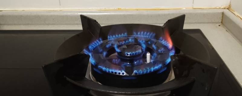 煤气灶被水淋了打不燃应该怎么办 煤气灶被水淋了打不燃应该怎么办里面的螺丝要旋紧吗