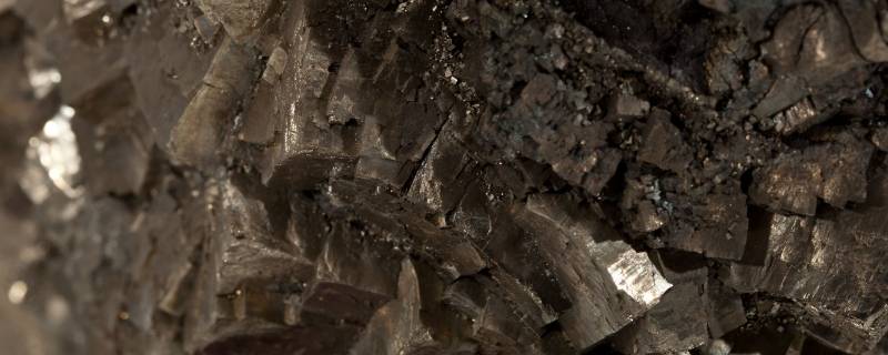 沙子里面薄薄的金片是黄金吗（沙子里的小金片是什么）