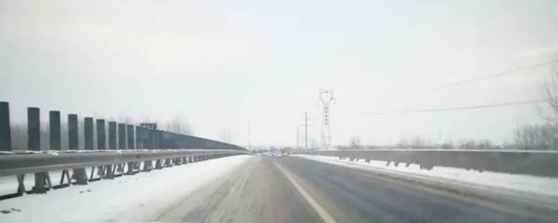 冬天跑高速结冰怎么办 冬天开车路面结冰注意