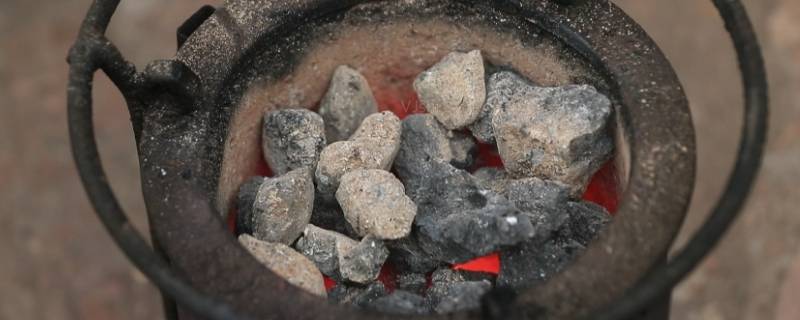 煤火不旺时撒入什么可以助长火势 煤火不旺再加些煤能否促进燃烧