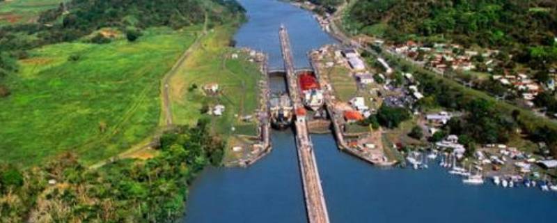 巴拿马运河由哪两个国家先后投资建造的