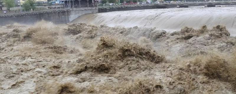 为什么下暴雨水库要泄洪（下暴雨为何要泄洪）