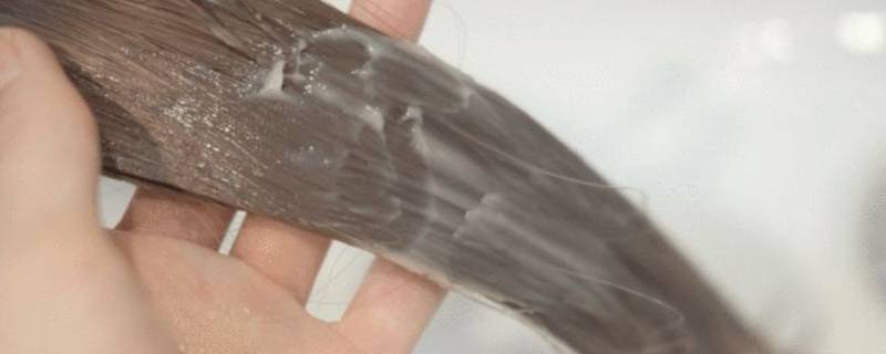 喷了发胶可以第二天再洗头吗（喷完发胶第二天需要洗头吗）