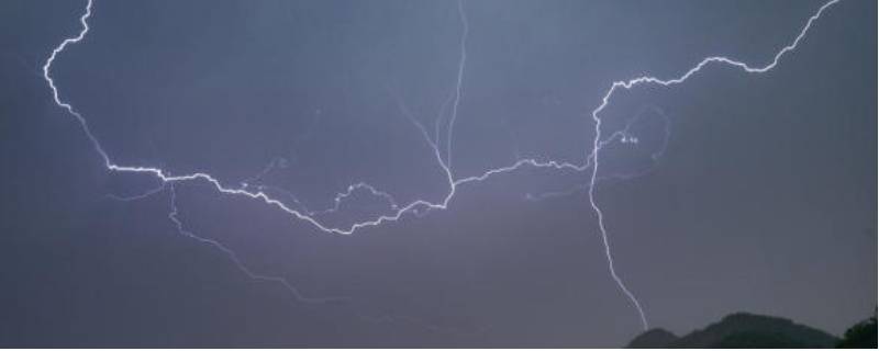 打雷能看电视吗在家里（打雷可以看电视吗）