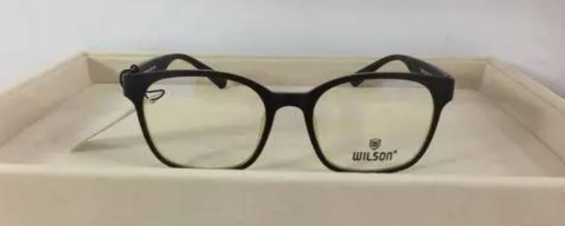 为什么眼镜一边高一边低（为什么眼镜一边高一边低呢?戴起来是歪的?）