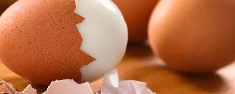 煮鸡蛋剥壳不完整是因为什么（煮熟的鸡蛋为什么不好剥壳）