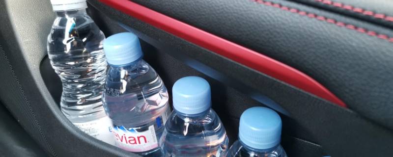 矿泉水放在车上受高温可喝吗 矿泉水放在高温的车里能喝吗